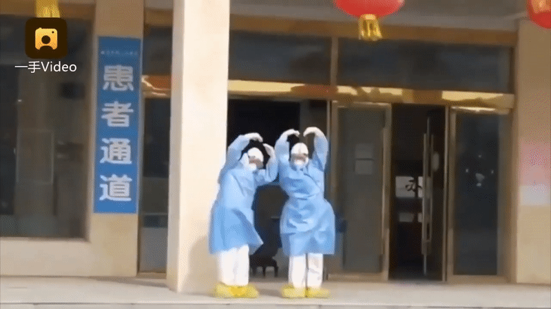 Mừng 6 bệnh nhân xuất viện, các nhân viên y tế múa điệu &quot;Hồ Thiên Nga&quot; khi vẫn mặc trang phục bảo hộ trên người - Ảnh 2.