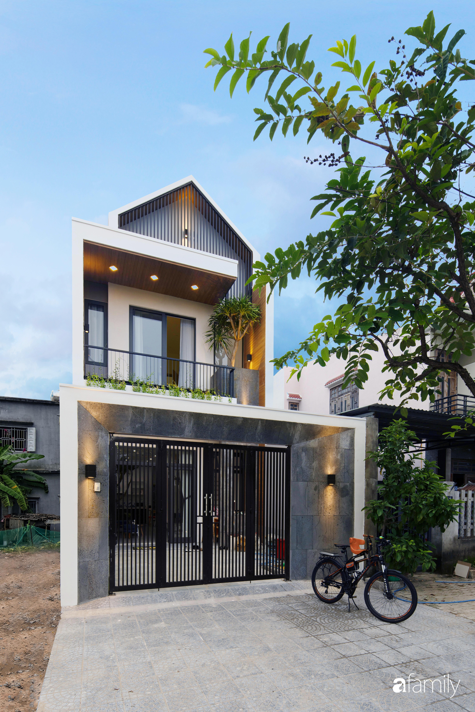Nhà phố 2 tầng rộng 100m2 được thiết kế ấn tượng với khoảng thông tầng nhiều ánh sáng có chi phí 1,4 tỷ ở Đà Nẵng - Ảnh 1. Nhà phố 2 tầng rộng 100m2 được thiết kế ấn tượng với khoảng thông tầng nhiều ánh sáng có chi phí 1,4 tỷ ở Đà Nẵng - Ảnh 1.