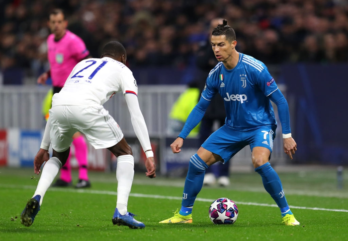 Thi đấu bạc nhược, Ronaldo và Juventus nhận thất bại ê chề ở lượt đi vòng 1/8 Champions League - Ảnh 1.