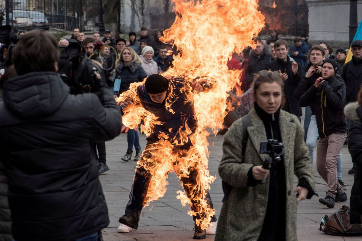 24h qua ảnh: Người biểu tình tự thiêu ở thủ đô Ukraine - Ảnh 2.