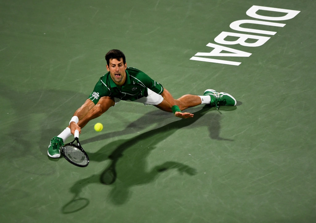 Djokovic lại thể hiện bản lĩnh tuyệt vời, thoát hiểm ngoạn mục trước &quot;gã điên&quot; để vào chung kết Dubai Championships - Ảnh 2.