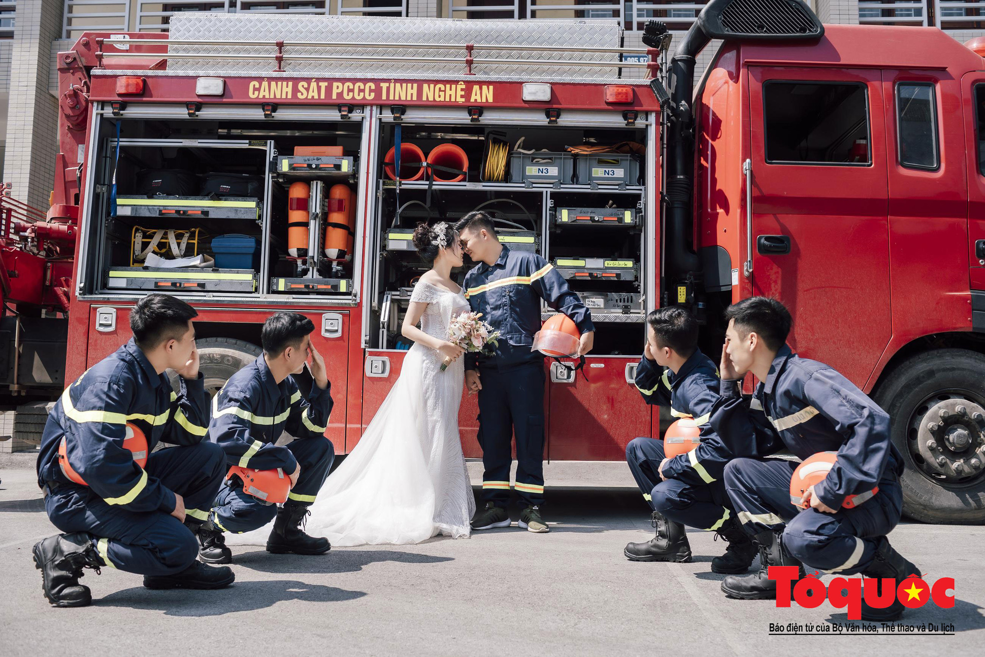 Lính cứu hỏa luôn là những người anh hùng vô danh tại các địa phương. Hãy xem hình ảnh của những người lính cứu hỏa trẻ 9x này tại Nghệ An và cảm nhận tinh thần tự hào và trách nhiệm mà họ mang trong công việc của mình.