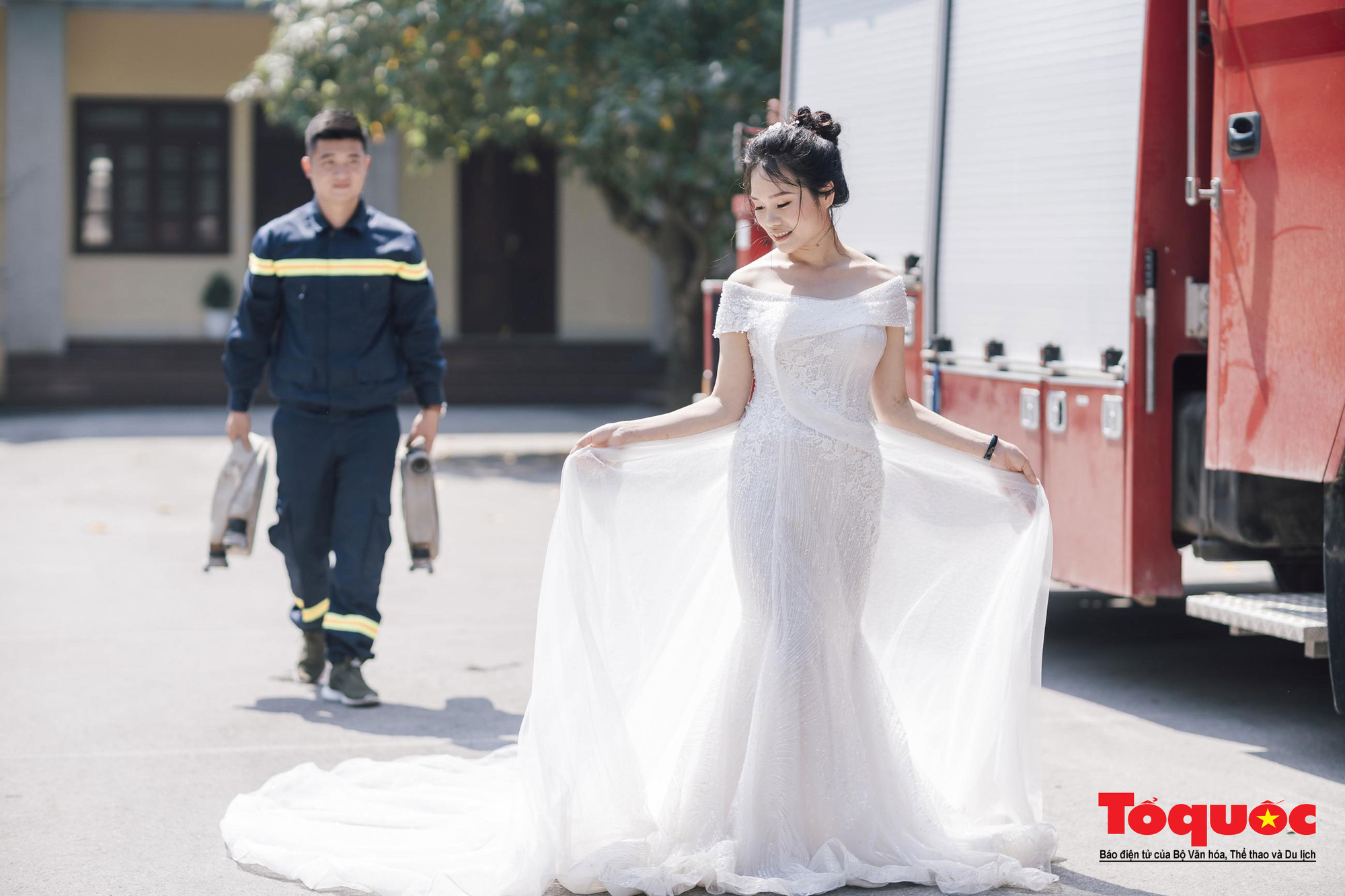 Chàng lính cứu hỏa với nụ cười tươi tắn và lớp trang phục bảo hộ, cùng cô dâu trong bộ váy trắng lộng lẫy sẽ được ghi lại bằng những bức hình đẹp nhất trong bộ ảnh cưới. Hãy xem để tận hưởng cảm giác lãng mạn và hạnh phúc của hai người trẻ.