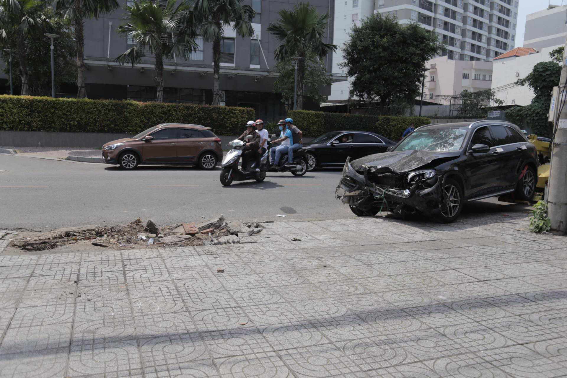 TP.HCM: Thực nghiệm hiện trường vụ nữ tiếp viên hàng không và GrabBike bị tài xế Mercedes “phê” ma túy tông thương vong - Ảnh 1.