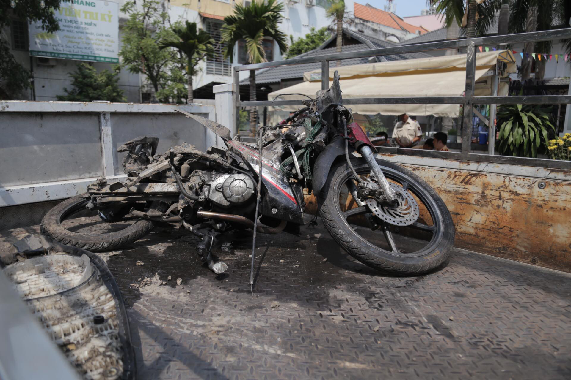 TP.HCM: Thực nghiệm hiện trường vụ nữ tiếp viên hàng không và GrabBike bị tài xế Mercedes “phê” ma túy tông thương vong - Ảnh 3.