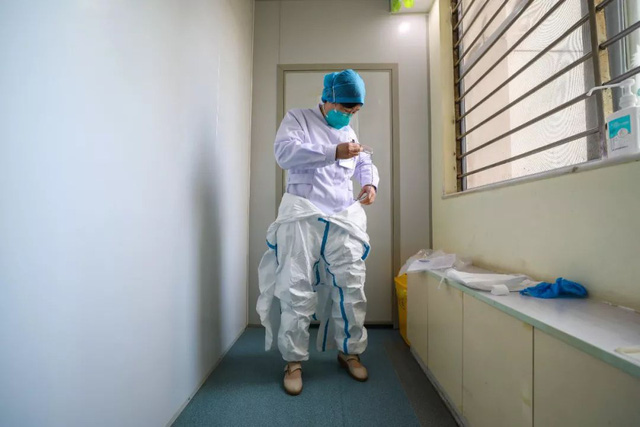 Nữ bác sĩ đầu tiên phát hiện ra virus corona, từng tham gia chiến đấu chống lại SARS giờ trở thành anh hùng của người dân Trung Quốc: "Tôi khóc cạn nước mắt của cả đời rồi" - Ảnh 3. Nữ bác sĩ đầu tiên phát hiện ra virus corona, từng tham gia chiến đấu chống lại SARS giờ trở thành anh hùng của người dân Trung Quốc: "Tôi khóc cạn nước mắt của cả đời rồi" - Ảnh 3.