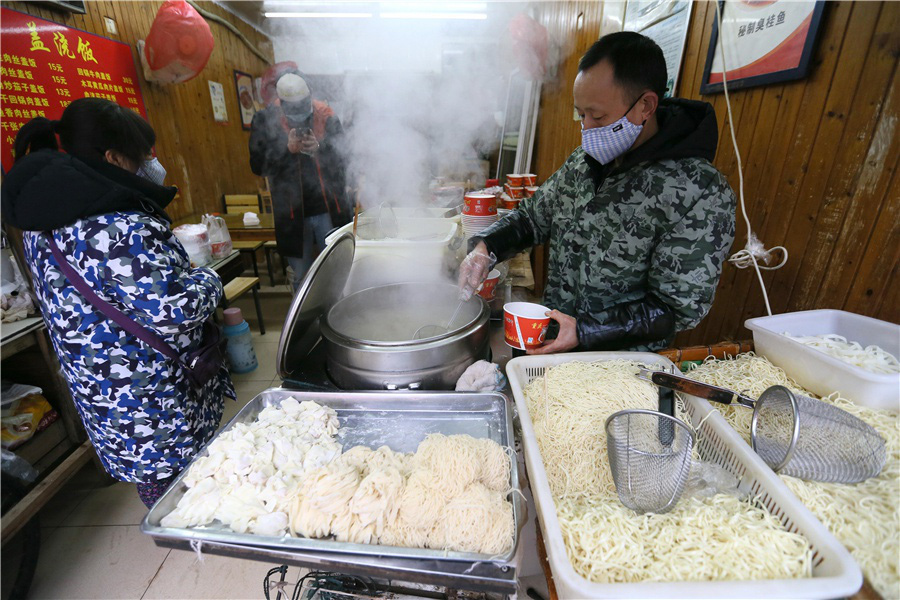 Cuộc sống đảo lộn nơi tâm dịch Vũ Hán: Nước mắt tuôn rơi nhưng không làm nản lòng ai cả - bệnh viện xây thần tốc, bác sĩ làm việc cật lực, toàn dân nâng cao tinh thần chống dịch - Ảnh 17.