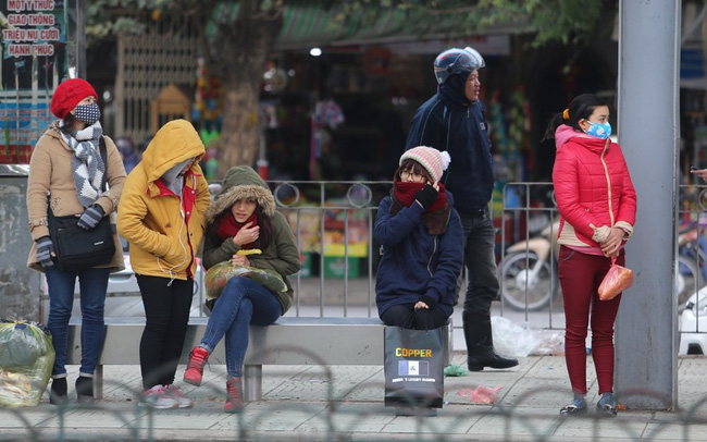 Mưa phùn, rét buốt bao trùm các tỉnh Bắc, nền nhiệt Hà Nội thấp nhất 14 độ C - Ảnh 1.