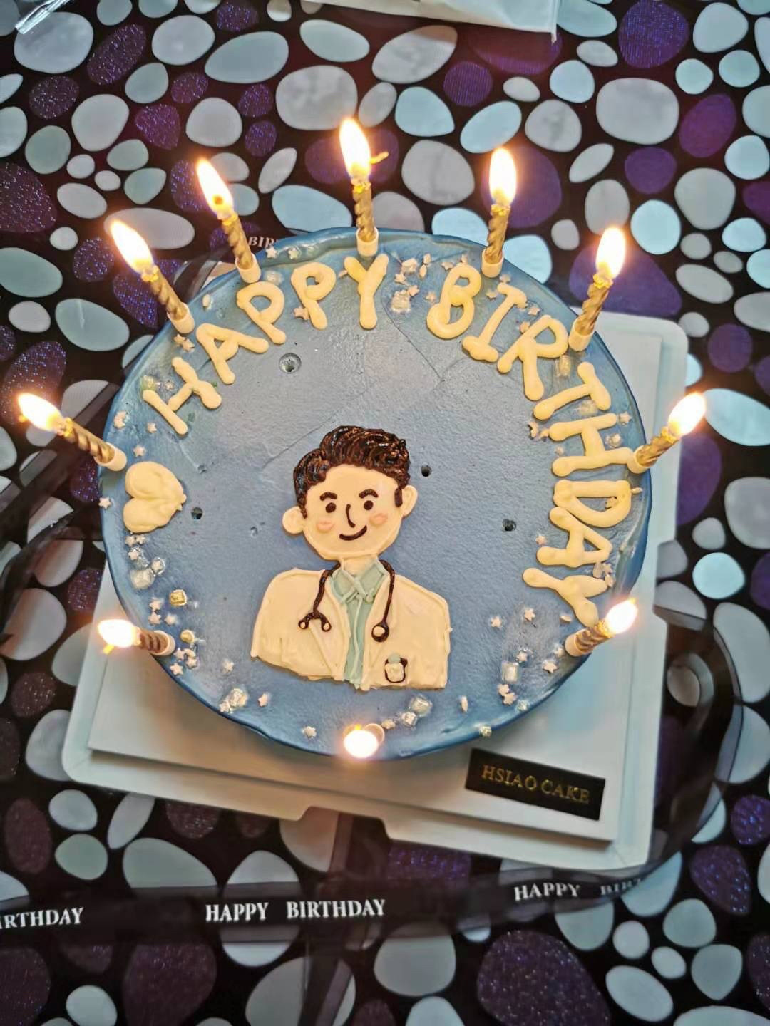 Những chiếc bánh sinh nhật đơn giản theo hình người bác sỹ lại là cách tuyệt vời để thể hiện tình yêu thương với các bác sỹ nữ đáng kính của chúng ta. Hãy xem hình ảnh của nữ bác sỹ với chiếc bánh sinh nhật đầy màu sắc để tràn đầy niềm cảm hứng và hy vọng!