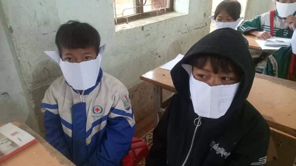 Học sinh miền núi Nghệ An đeo khẩu trang... giấy trong lớp học để phòng chống dịch virus Corona - Ảnh 1.