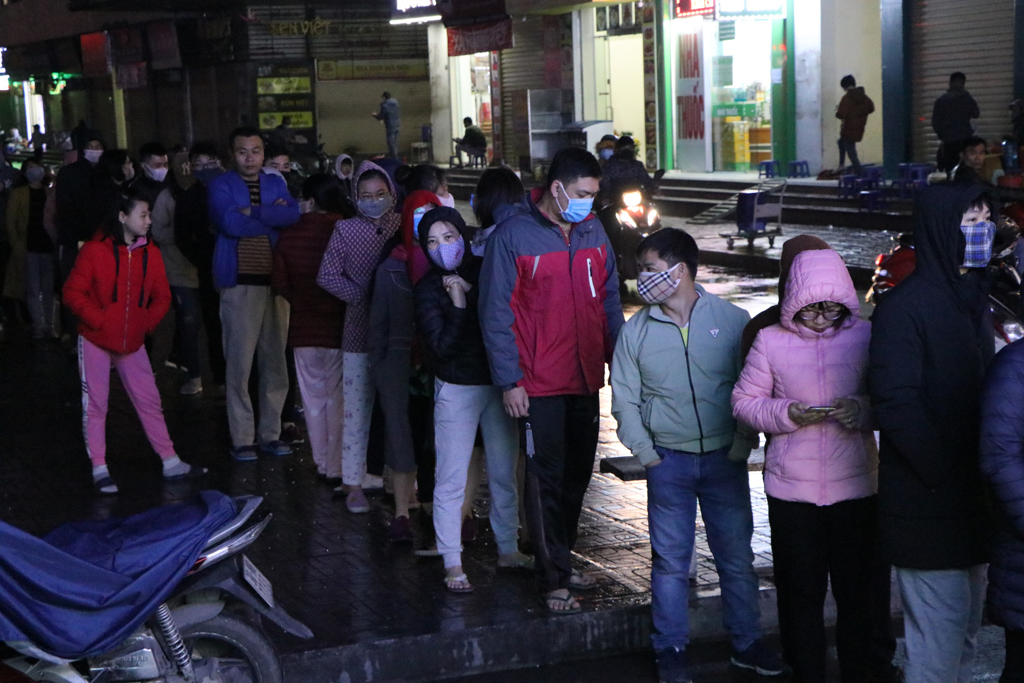 Hà Nội: Nghe tin một cửa hiệu thuốc bán khẩu trang với giá gốc, người dân đội mưa ồ ạt xếp hàng chờ mua - Ảnh 3.