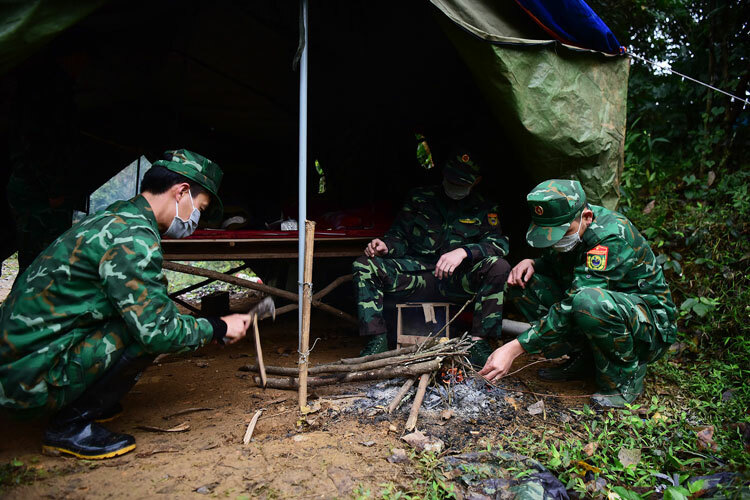 Bộ đội ăn lán, ngủ rừng ngăn dân xuất cảnh trái phép - Ảnh 3.