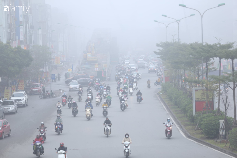 Đường phố Hà Nội lại chìm trong sương mù dạy đặc - Ảnh 1.