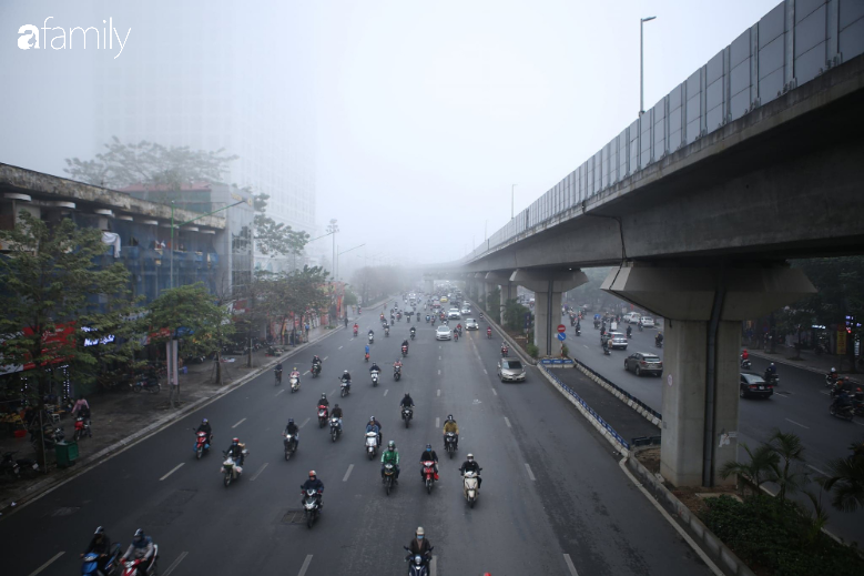 Đường phố Hà Nội lại chìm trong sương mù dạy đặc - Ảnh 2.