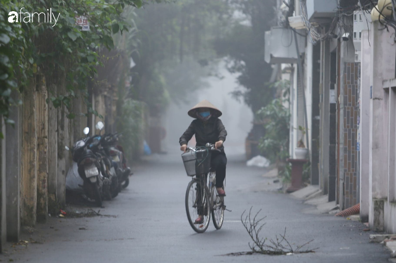 Đường phố Hà Nội lại chìm trong sương mù dạy đặc - Ảnh 3.