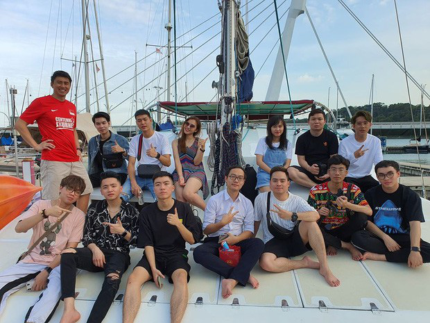 Xịn sò như Team Flash, cả team đi Singapore du lịch còn thuê hẳn du thuyền để tham quan sương sương - Ảnh 3.