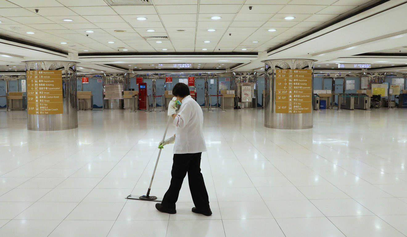 Giữa lúc dịch bệnh hoành hành, công nhân dọn vệ sinh đường phố vẫn làm việc bình thường: &quot;Chúng tôi là ai mà được đòi hỏi thêm?&quot; - Ảnh 3.