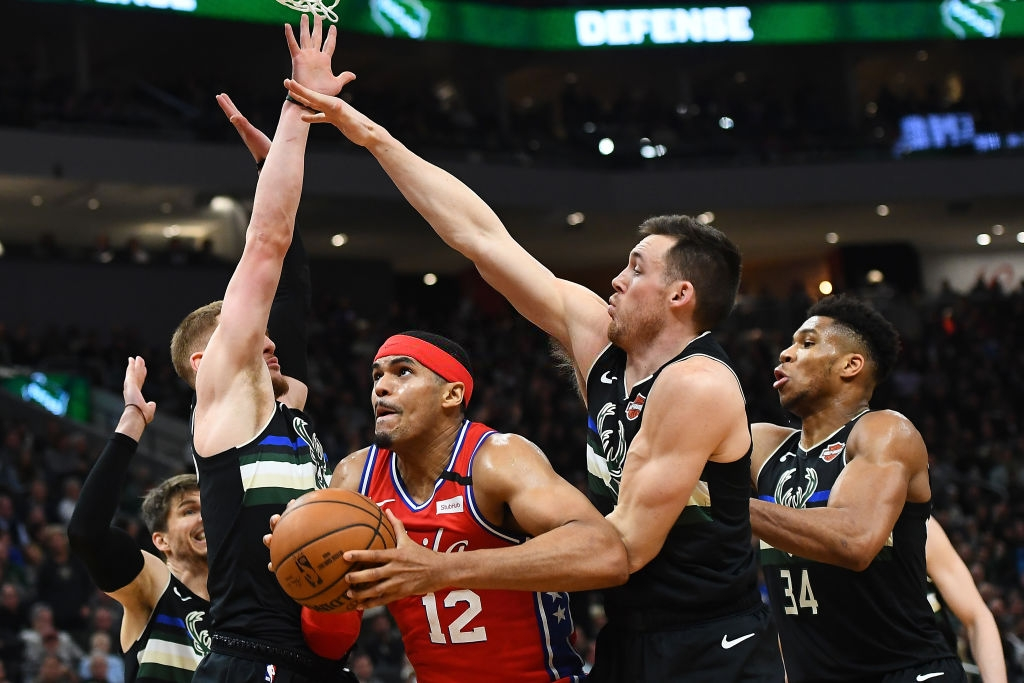 Milwaukee Bucks đè bẹp Philadelphia 76ers trong ngày Giannis Antetokounmpo sánh ngang huyền thoại Kareem Abdul-Jabbar - Ảnh 2.