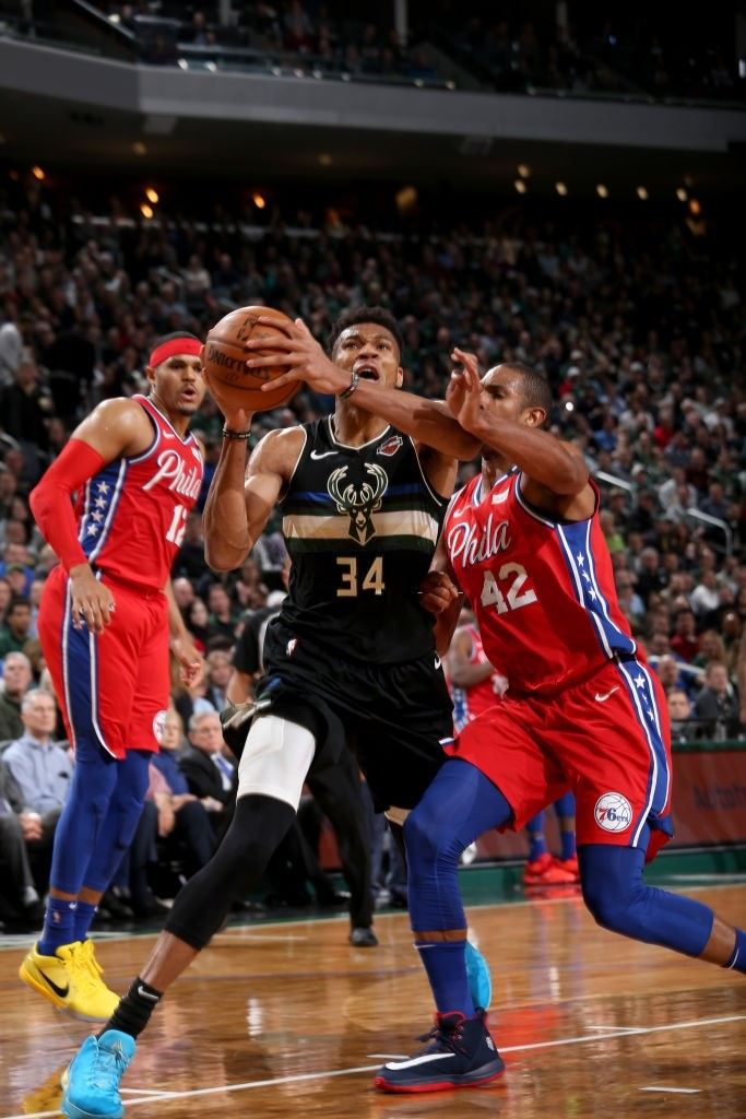 Milwaukee Bucks đè bẹp Philadelphia 76ers trong ngày Giannis Antetokounmpo sánh ngang huyền thoại Kareem Abdul-Jabbar - Ảnh 3.