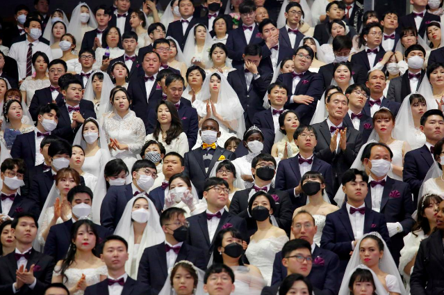 Đám cưới tập thể Hàn Quốc đông bất chấp virus corona - Ảnh 1.