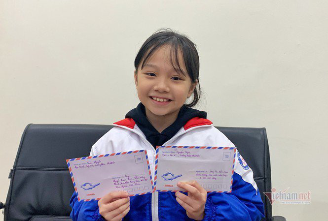 Bé gái viết thư cho Thủ tướng, phát khẩu trang miễn phí giữa bến xe Hà Nội - Ảnh 1.