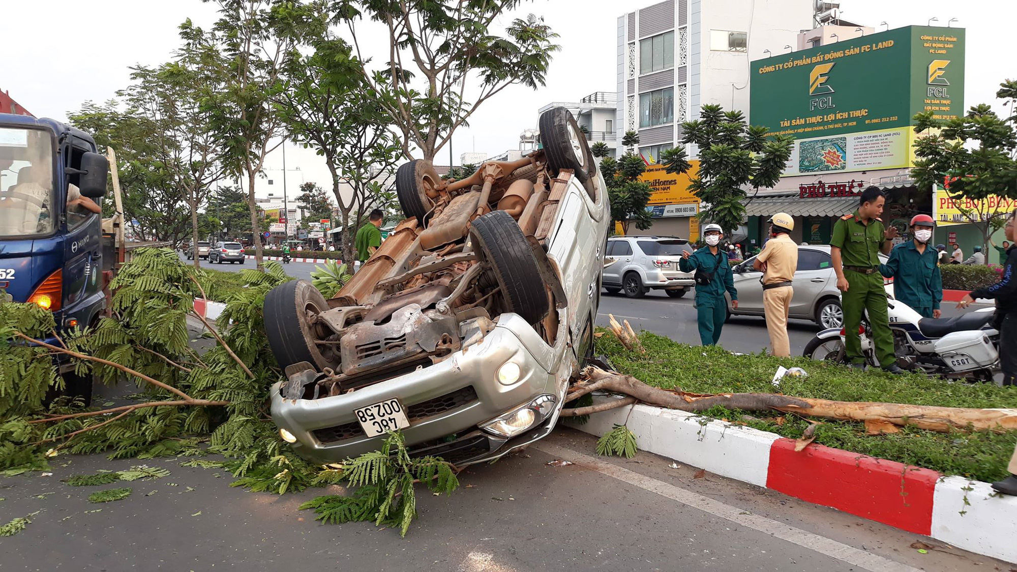 TP.HCM: Xe bán tải lật nhào như phim sau tai nạn trên đường Phạm Văn Đồng, 4 người mắc kẹt kêu cứu - Ảnh 1.