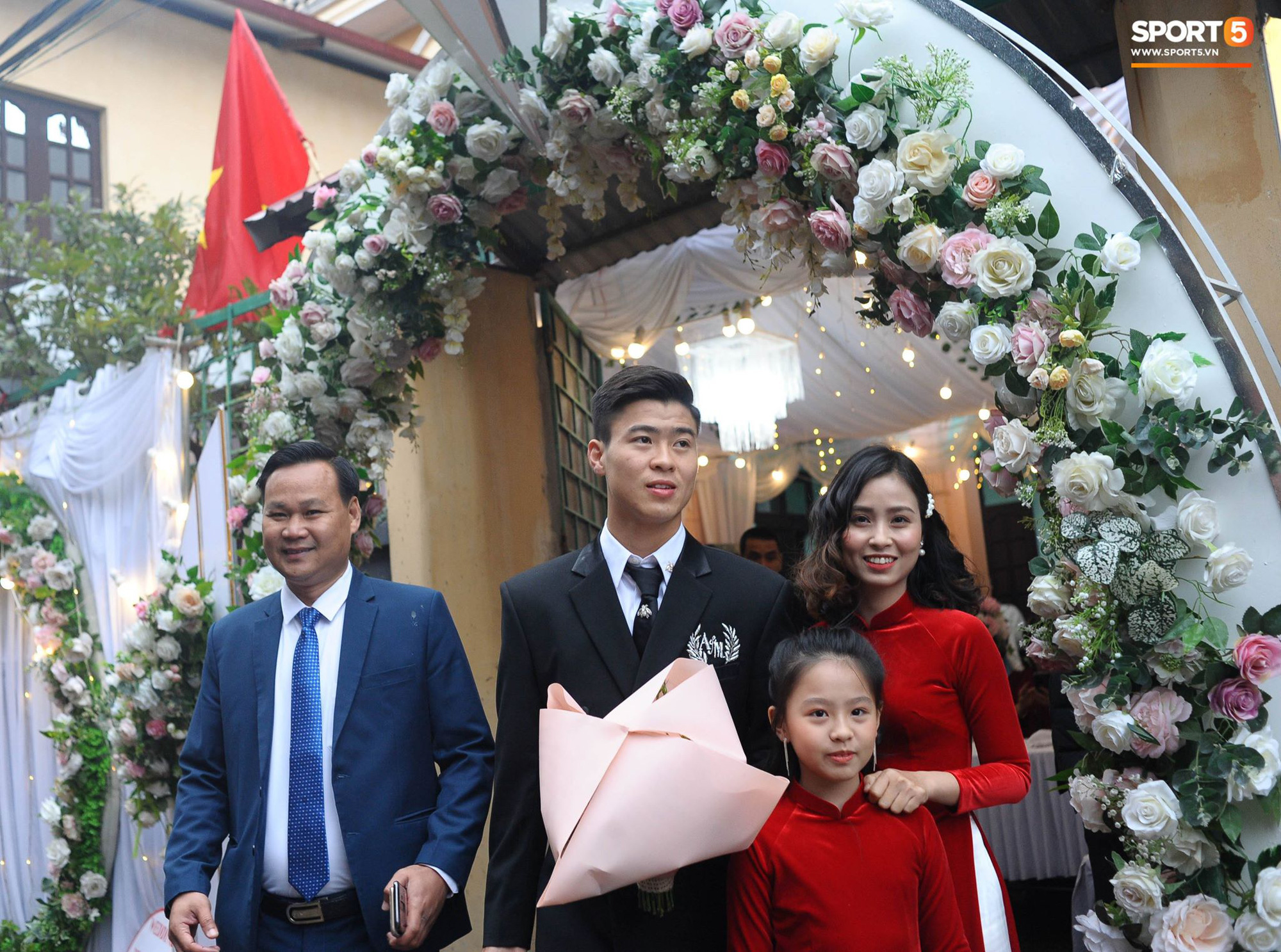 Trực tiếp đám cưới Duy Mạnh - Quỳnh Anh: Nhà trai bắt đầu khởi hành từ Đông Anh, chú rể bảnh bao cực đẹp trai xuất hiện - Ảnh 2. Trực tiếp đám cưới Duy Mạnh - Quỳnh Anh: Nhà trai bắt đầu khởi hành từ Đông Anh, chú rể bảnh bao cực đẹp trai xuất hiện - Ảnh 2.
