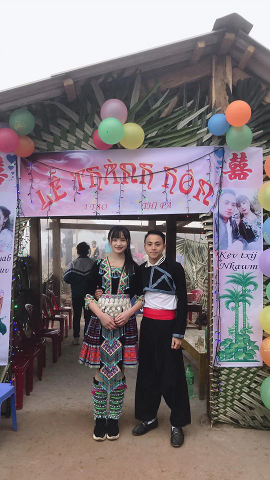 Cư dân mạng trầm trồ với cặp đôi dễ thương người dân tộc, cô dâu trẻ quá xinh khiến các chàng trai đòi rủ nhau dọn đồ "lên núi tìm vợ" - Ảnh 1. Cư dân mạng trầm trồ với cặp đôi dễ thương người dân tộc, cô dâu trẻ quá xinh khiến các chàng trai đòi rủ nhau dọn đồ "lên núi tìm vợ" - Ảnh 1.