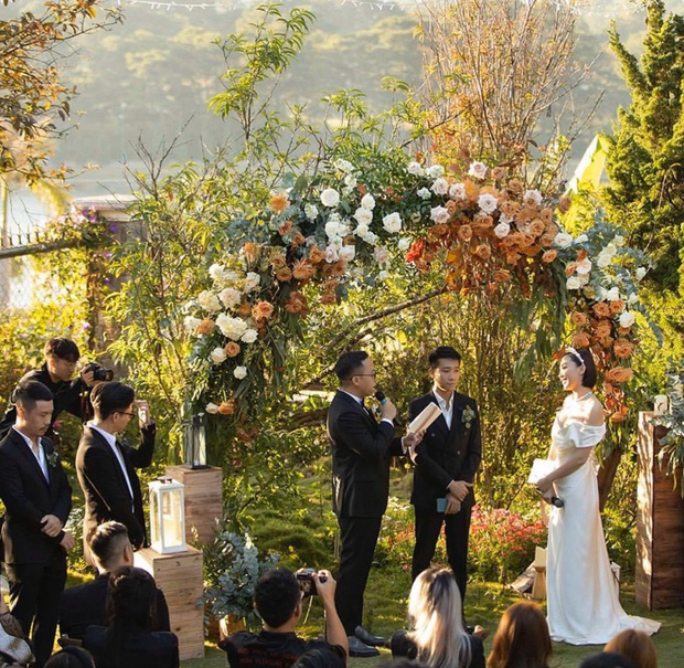 Loạt khoảnh khắc hiếm trong đám cưới Tóc Tiên: Từ lãng mạn, hạnh phúc đến vui vẻ, lầy lội có đủ - Ảnh 2.