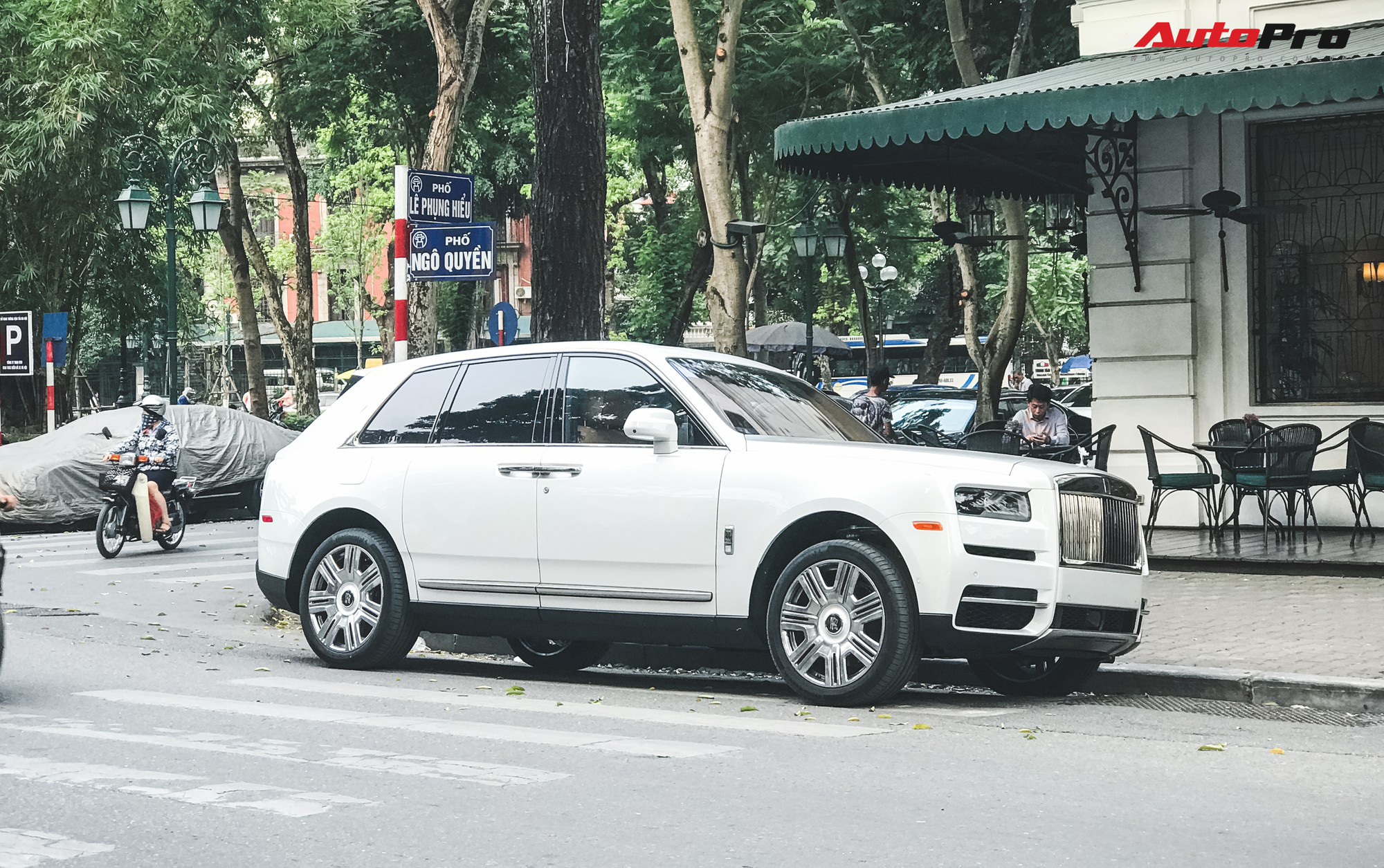 Mới chạy 2.000 km, Rolls-Royce Cullinan có giá bán lại rẻ hơn 20 tỷ so với giá mua mới   - Ảnh 1.