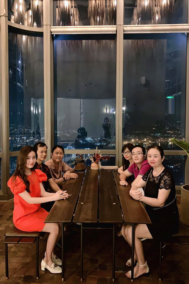 Midu lần đầu khoe ảnh đại gia đình, ai cũng xuýt xoa trước ngoại hình của từng thành viên - Ảnh 1. Midu lần đầu khoe ảnh đại gia đình, ai cũng xuýt xoa trước ngoại hình của từng thành viên - Ảnh 1.