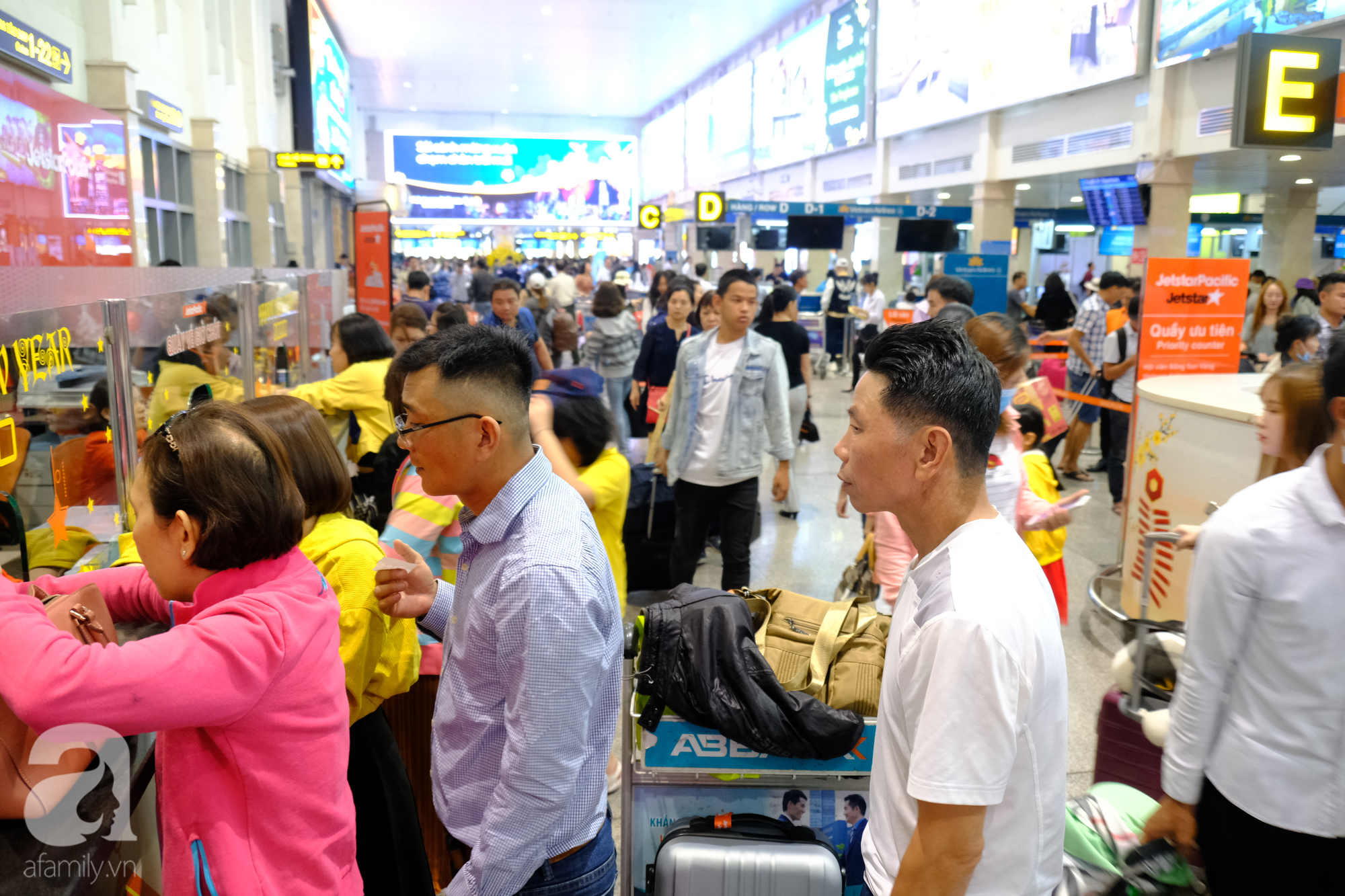 TP.HCM xác minh phi công trên chuyến bay Hà Nội - Huế có ca nhiễm Covid-19 thứ 30 tại Việt Nam - Ảnh 1.