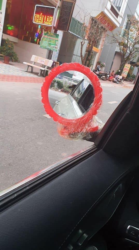 Bị "vặt" mất gương, chủ xe ô tô bị khó lại ló cái khôn, nghĩ ra cách độc đáo thu hút mọi ánh nhìn trên đường phố - Ảnh 3.