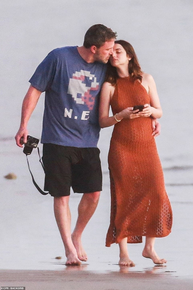 "Người Dơi" Ben Affleck lộ ảnh thân mật tình trẻ gợi cảm kém 16 tuổi giữa tin đồn hẹn hò - Ảnh 2. "Người Dơi" Ben Affleck lộ ảnh thân mật tình trẻ gợi cảm kém 16 tuổi giữa tin đồn hẹn hò - Ảnh 2.
