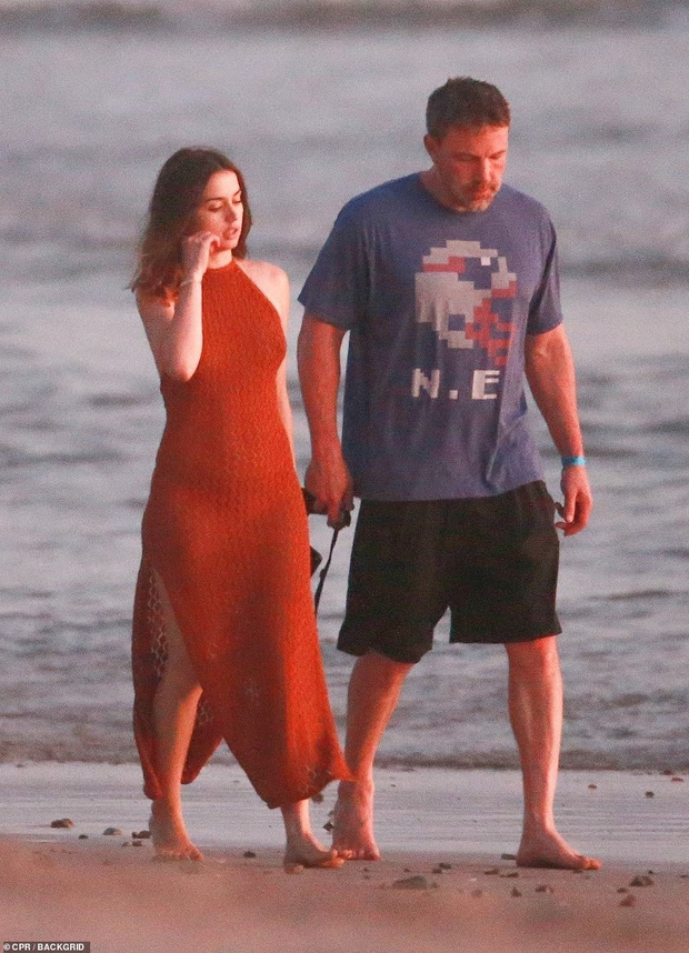 "Người Dơi" Ben Affleck lộ ảnh thân mật tình trẻ gợi cảm kém 16 tuổi giữa tin đồn hẹn hò - Ảnh 4. "Người Dơi" Ben Affleck lộ ảnh thân mật tình trẻ gợi cảm kém 16 tuổi giữa tin đồn hẹn hò - Ảnh 4.