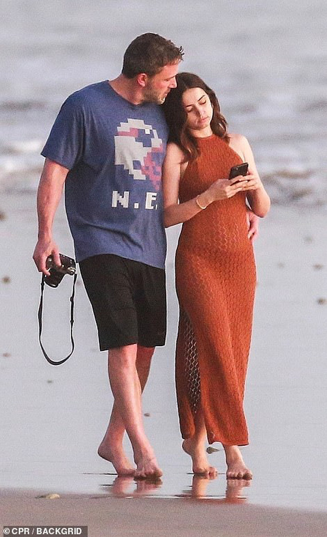 "Người Dơi" Ben Affleck lộ ảnh thân mật tình trẻ gợi cảm kém 16 tuổi giữa tin đồn hẹn hò - Ảnh 3. "Người Dơi" Ben Affleck lộ ảnh thân mật tình trẻ gợi cảm kém 16 tuổi giữa tin đồn hẹn hò - Ảnh 3.
