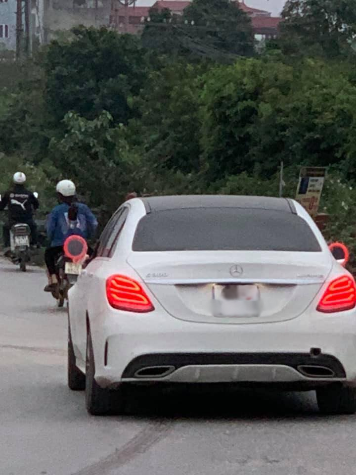 Bị "vặt" mất gương, chủ xe ô tô bị khó lại ló cái khôn, nghĩ ra cách độc đáo thu hút mọi ánh nhìn trên đường phố - Ảnh 1.