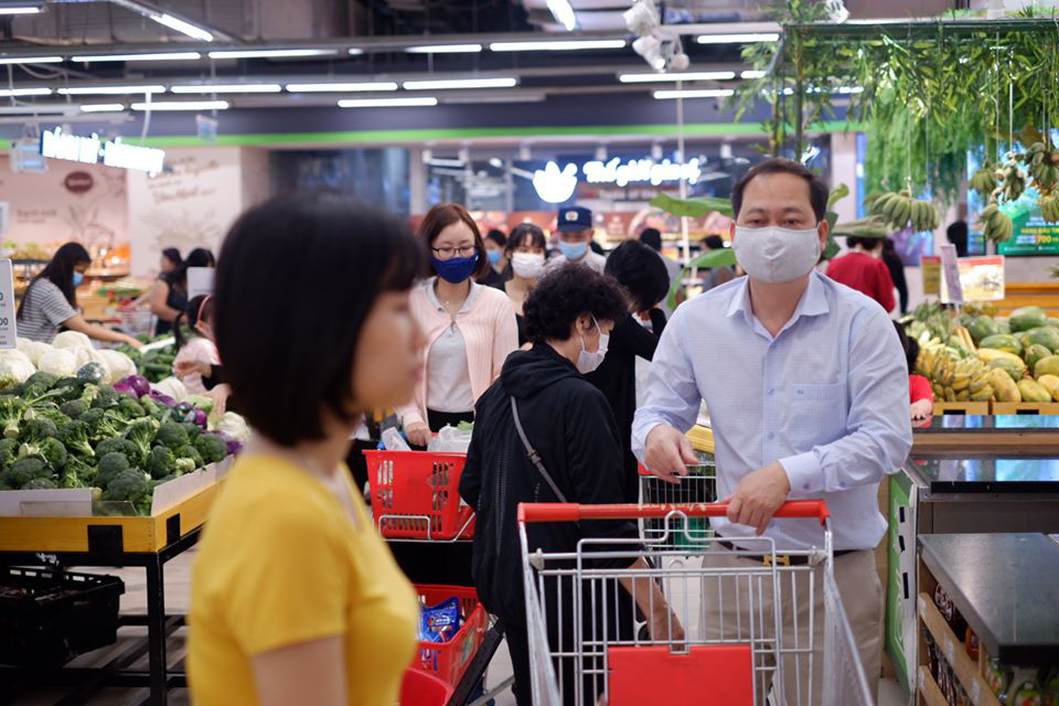 Ứng phó khẩn cấp với dịch bệnh COVID-19, hệ thống VinMart sẽ tạm đóng các cửa hàng trong khu vực có nguy cơ lây nhiễm cao - Ảnh 2. Ứng phó khẩn cấp với dịch bệnh COVID-19, hệ thống VinMart sẽ tạm đóng các cửa hàng trong khu vực có nguy cơ lây nhiễm cao - Ảnh 2.