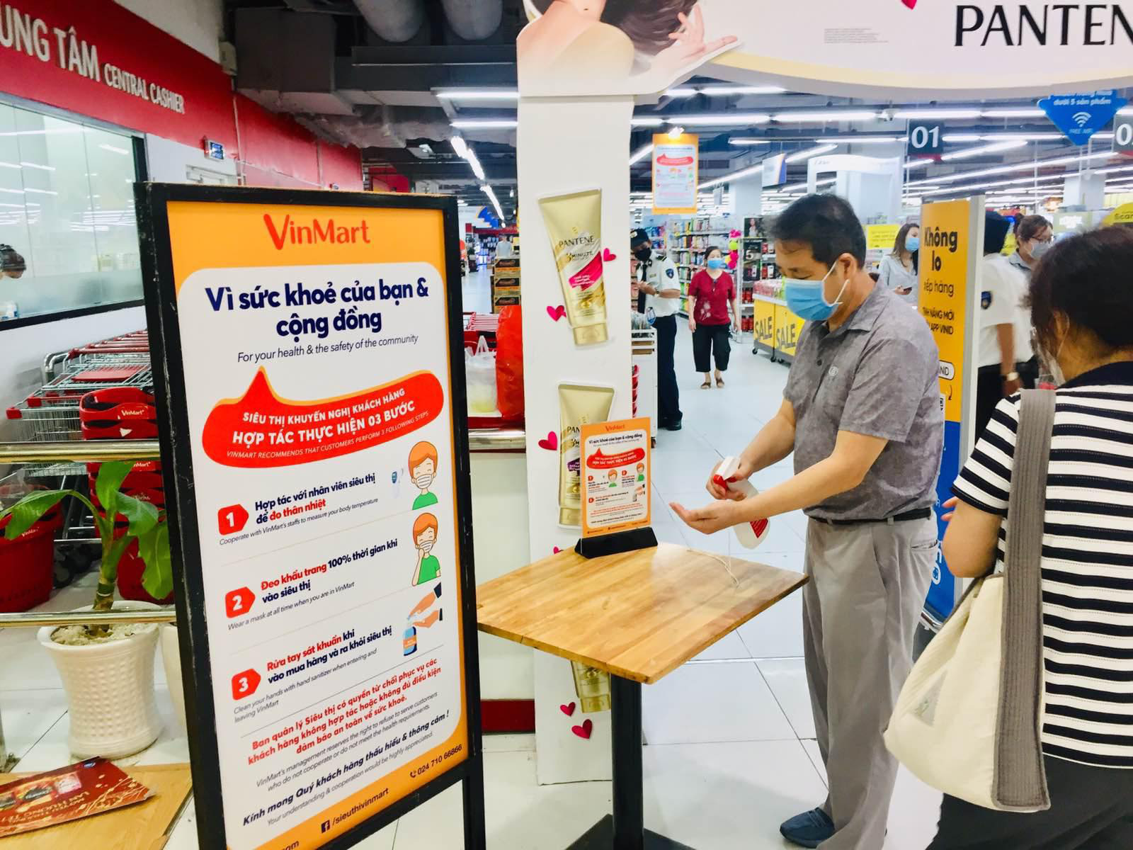 Ứng phó khẩn cấp với dịch bệnh COVID-19, hệ thống VinMart sẽ tạm đóng các cửa hàng trong khu vực có nguy cơ lây nhiễm cao - Ảnh 1. Ứng phó khẩn cấp với dịch bệnh COVID-19, hệ thống VinMart sẽ tạm đóng các cửa hàng trong khu vực có nguy cơ lây nhiễm cao - Ảnh 1.