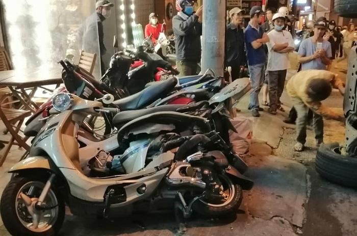 CLIP: Đột ngột lao dốc ở Đà Lạt, ô tô không người lái đâm nhiều xe rồi lật trong tình trạng vẫn nổ máy - Ảnh 3.