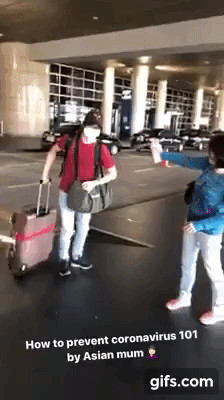 Đón người thân thời dịch COVID-19: Bà mẹ mang theo bình khử trùng xịt tới tấp vào người con trai, cư dân mạng vừa buồn cười vừa nể tính cẩn thận - Ảnh 2. Đón người thân thời dịch COVID-19: Bà mẹ mang theo bình khử trùng xịt tới tấp vào người con trai, cư dân mạng vừa buồn cười vừa nể tính cẩn thận - Ảnh 2.
