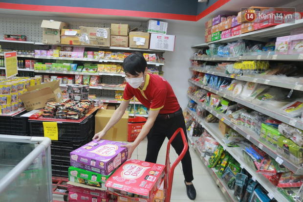 Tỷ phú Nguyễn Đăng Quang: Nhân viên VinMart thay vì lo sợ, báo ốm ở nhà thì tất cả đều đến cửa hàng làm việc đầy đủ - Ảnh 1. Tỷ phú Nguyễn Đăng Quang: Nhân viên VinMart thay vì lo sợ, báo ốm ở nhà thì tất cả đều đến cửa hàng làm việc đầy đủ - Ảnh 1.