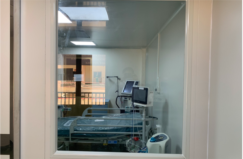 Bệnh viện dã chiến tại TP.HCM chính thức đưa vào sử dụng phòng cách ly áp lực âm cho bệnh nhân nghi nhiễm Covid-19 - Ảnh 1.