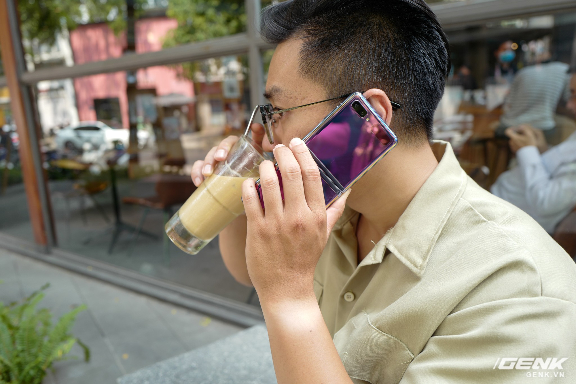 Galaxy Z Flip: Đàn ông sẽ thấy chiếc smartphone này hay ở chỗ nào? - Ảnh 1.