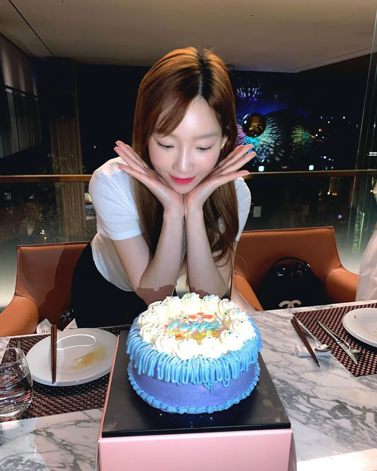 Sau bức tâm thư xúc động, Taeyeon tiếp tục trấn an người hâm mộ bằng loạt ảnh tạo dáng cực nhắng nhít bên cạnh bánh sinh nhật - Ảnh 2.