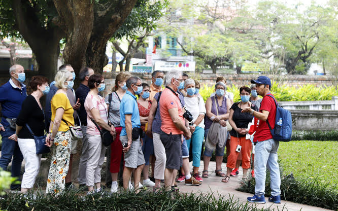 Việt Nam yêu cầu công dân nước ngoài thực hiện nghiêm việc đeo khẩu trang tại nơi công cộng 