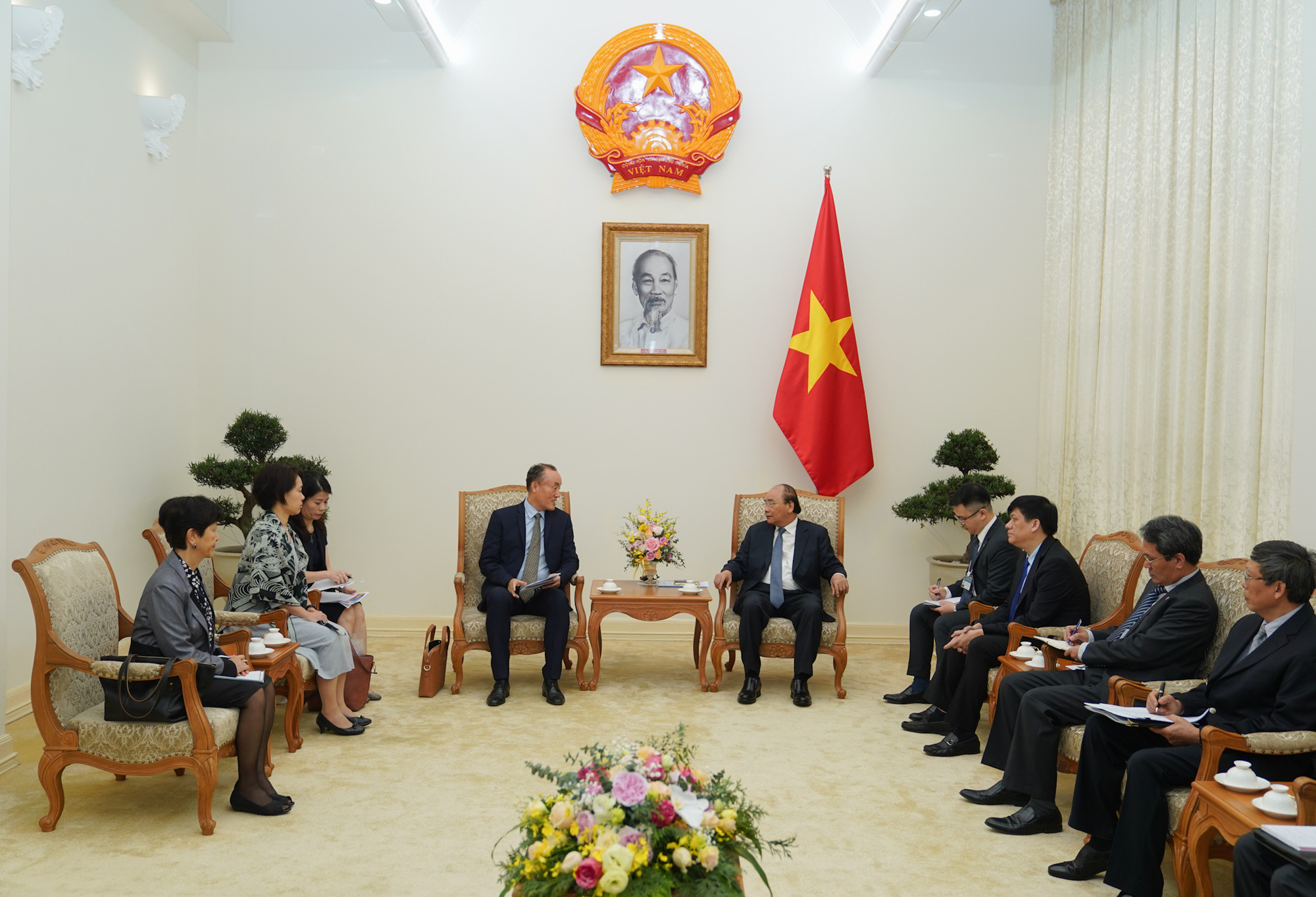 Trưởng đại diện WHO: Chúng tôi ấn tượng với sự hợp tác của người dân Việt Nam trước sự chỉ đạo của Chính phủ, mà có được điều đó là do niềm tin của người dân - Ảnh 2.