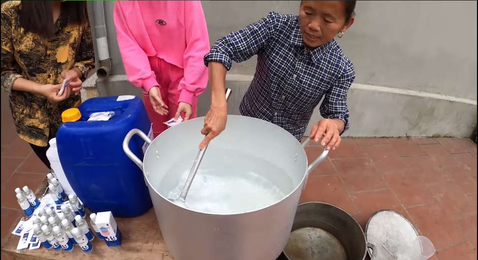 Bà Tân Vlog bắt trend khá nhanh, được fan khen hành động đẹp, ý nghĩa và nhân văn - Ảnh 4. Bà Tân Vlog bắt trend khá nhanh, được fan khen hành động đẹp, ý nghĩa và nhân văn - Ảnh 4.