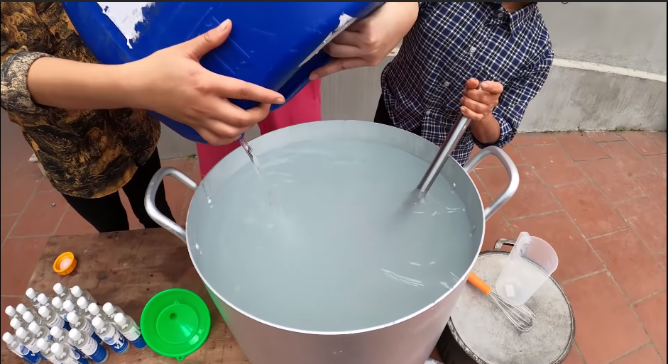 Bà Tân Vlog bắt trend khá nhanh, được fan khen hành động đẹp, ý nghĩa và nhân văn - Ảnh 5. Bà Tân Vlog bắt trend khá nhanh, được fan khen hành động đẹp, ý nghĩa và nhân văn - Ảnh 5.