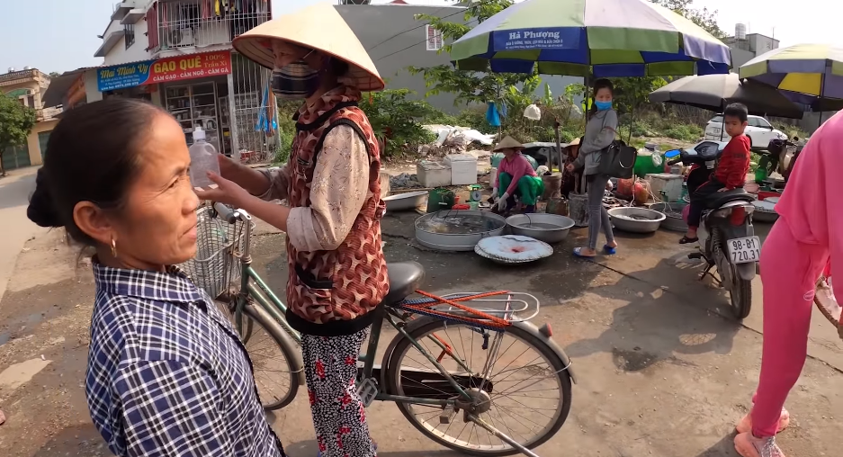 Bà Tân Vlog bắt trend khá nhanh, được fan khen hành động đẹp, ý nghĩa và nhân văn - Ảnh 8. Bà Tân Vlog bắt trend khá nhanh, được fan khen hành động đẹp, ý nghĩa và nhân văn - Ảnh 8.